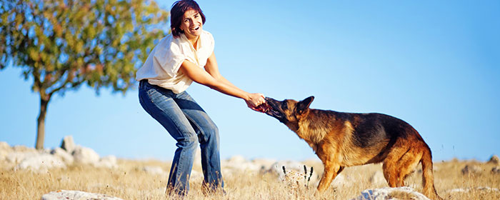 אישה משחקת עם הכלב שלה